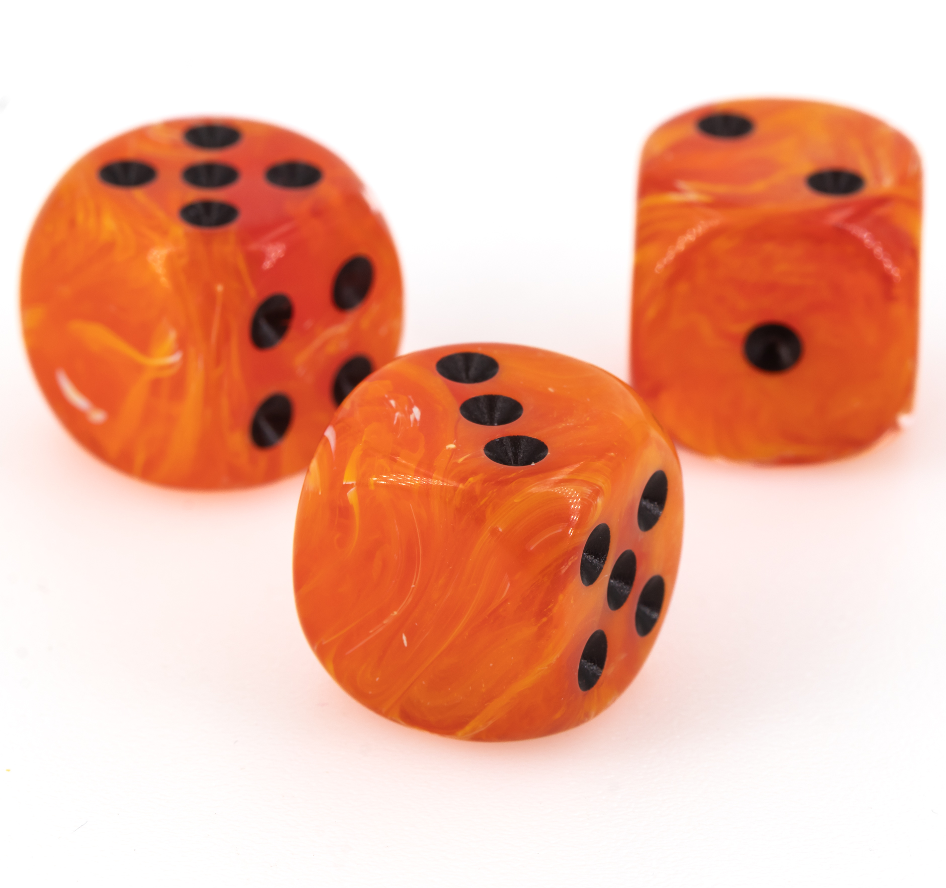 16mm Würfel in kürbis orange / schwarz Marmor ohne "6"