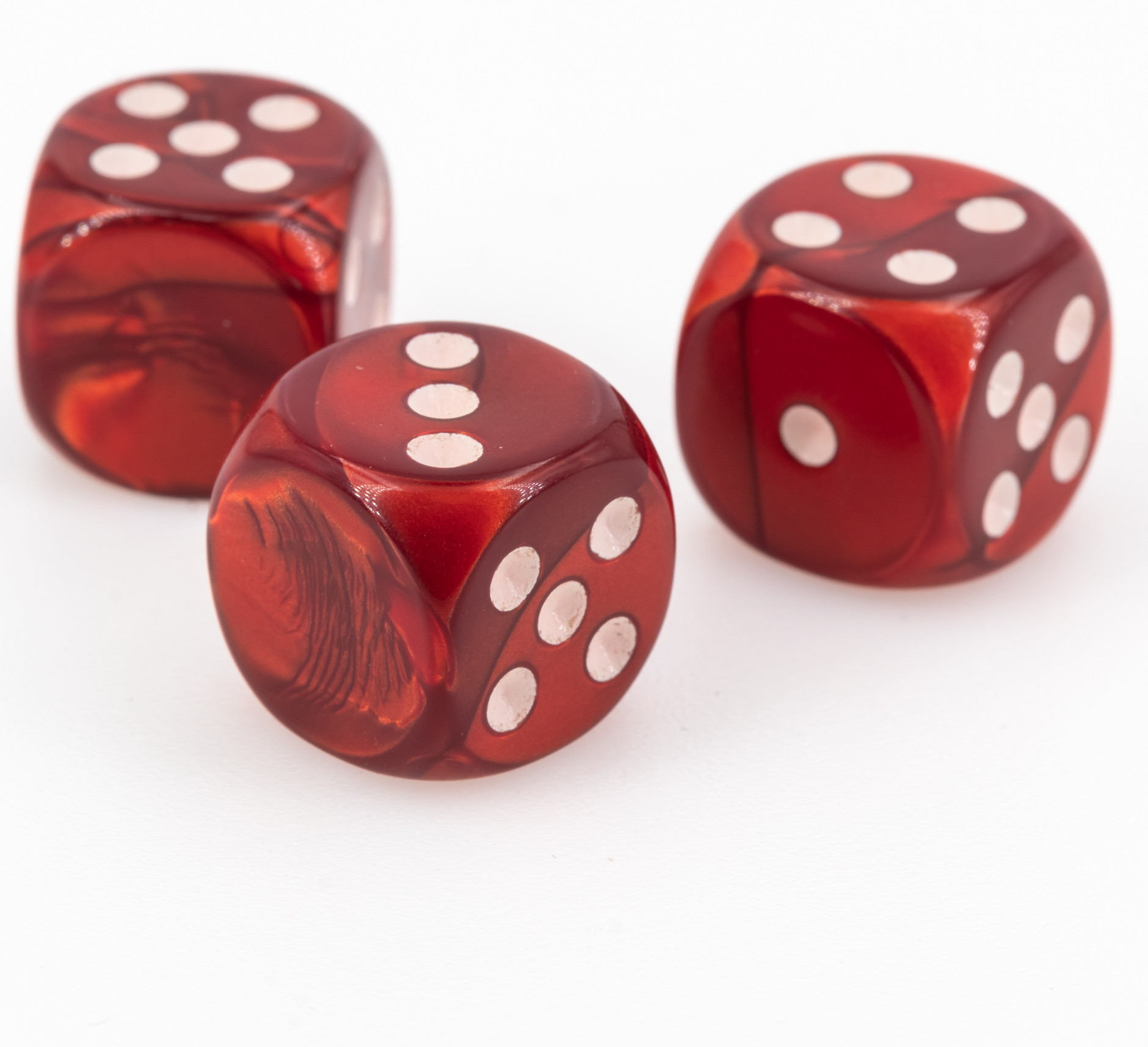 16mm Würfel in rot / weiss Seide ohne "6"