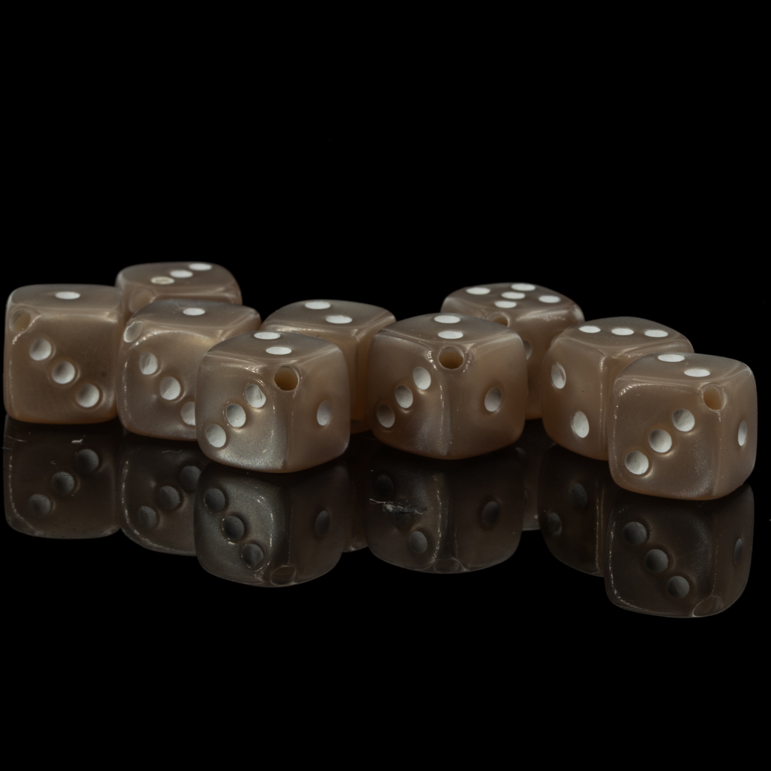  8mm Dice bead - beige / white Silk, in