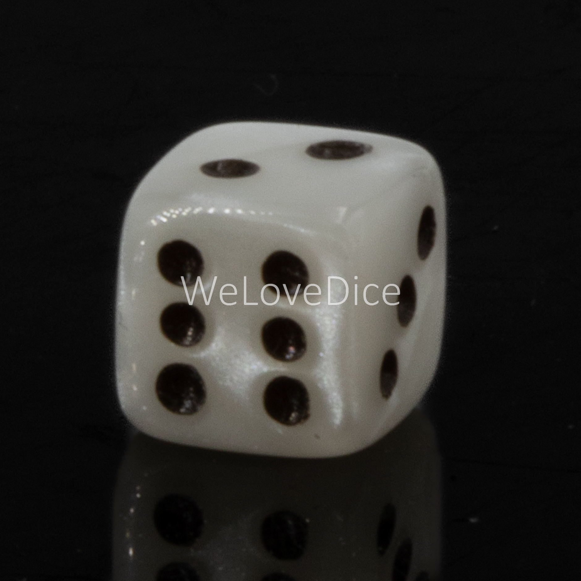 7mm  D6 Dice in weiss / black Silk