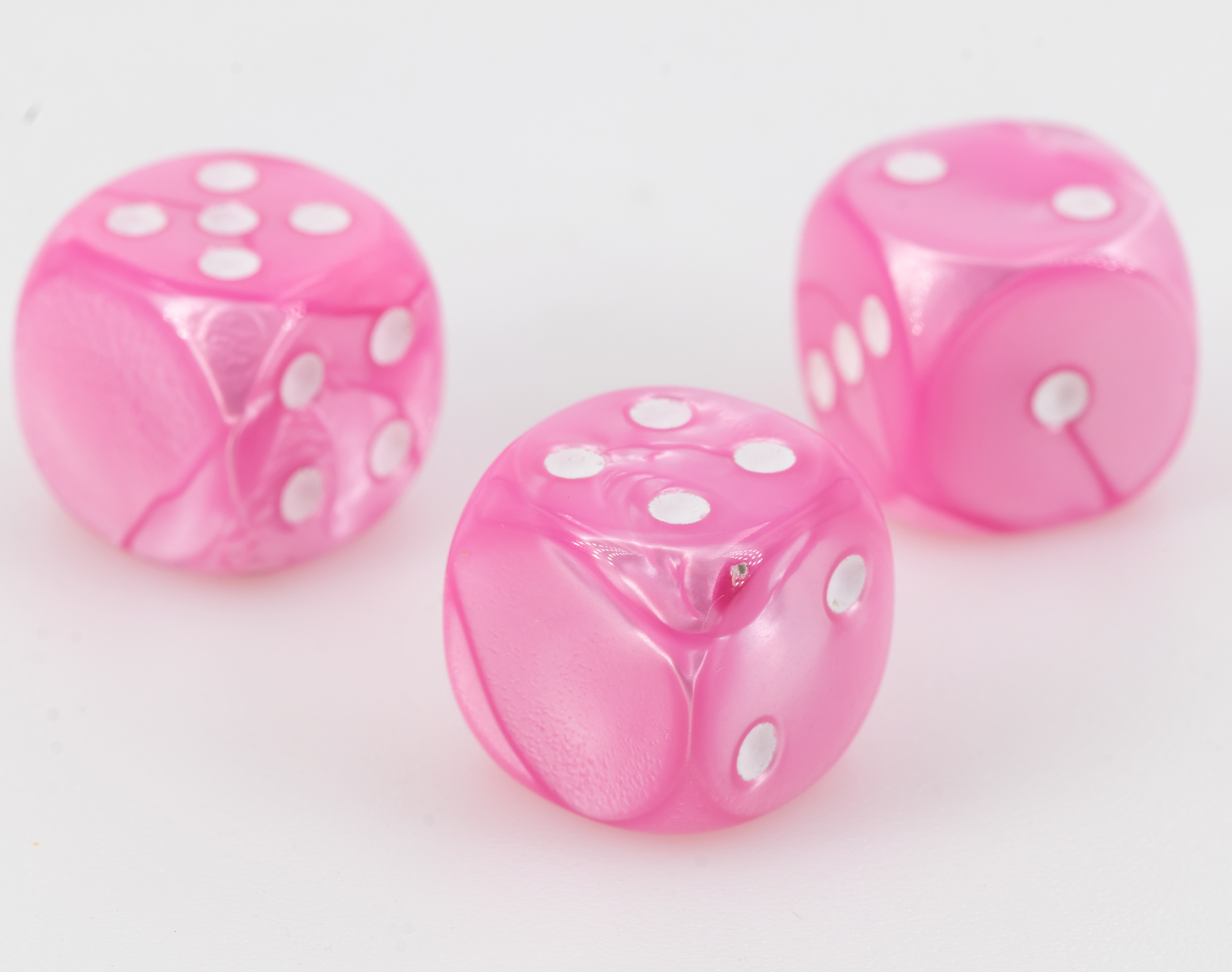 16mm Würfel in rosa / weiss Seide ohne "6"