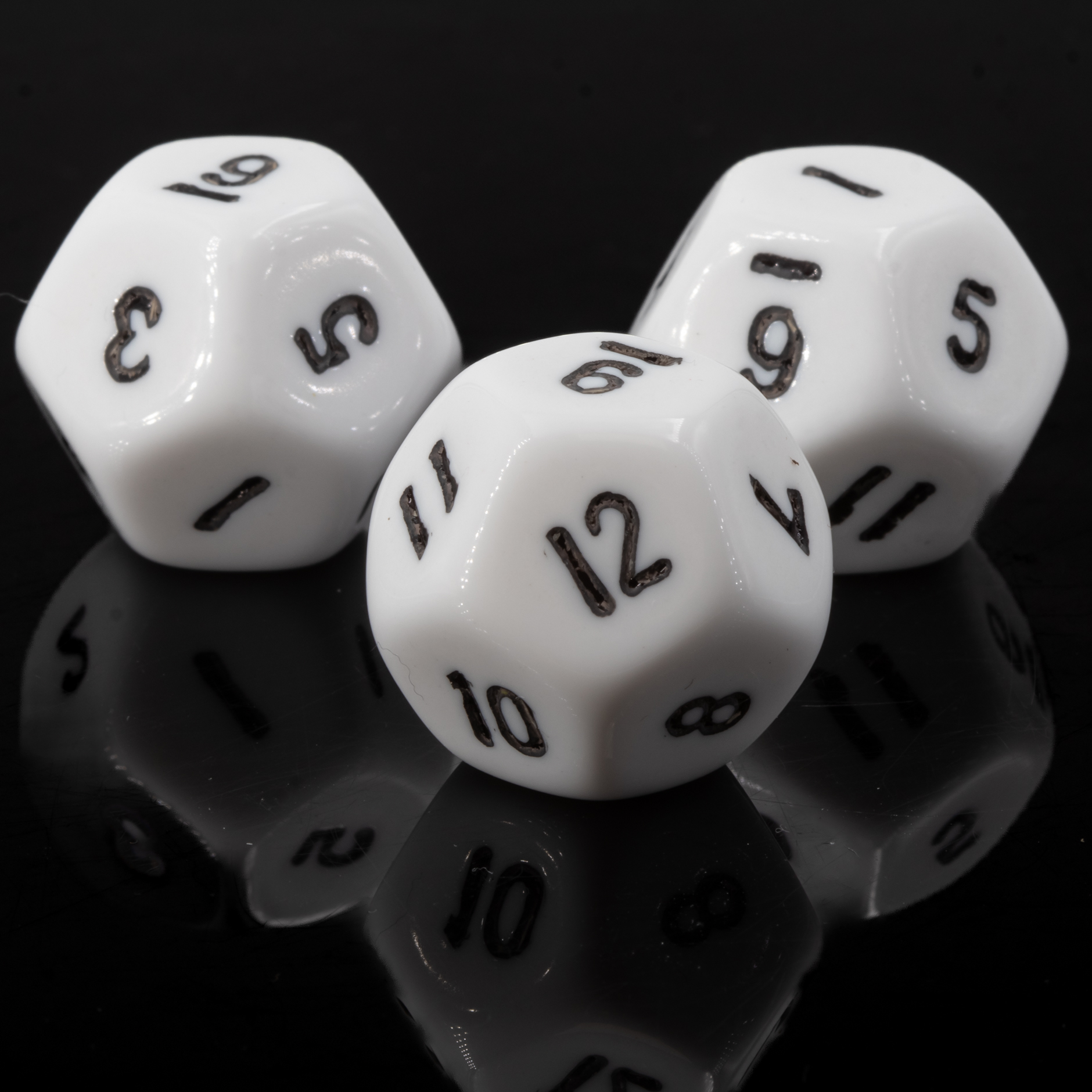D12dice in white / black opaque