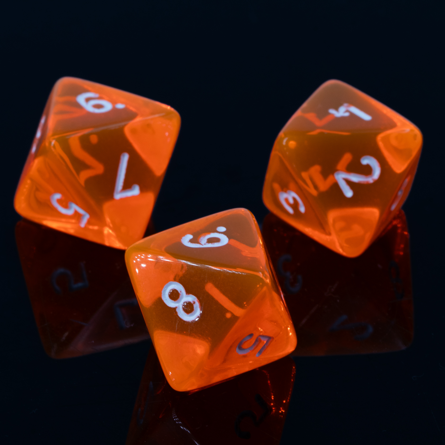 W8 dice in neon orange / weiß Transparent