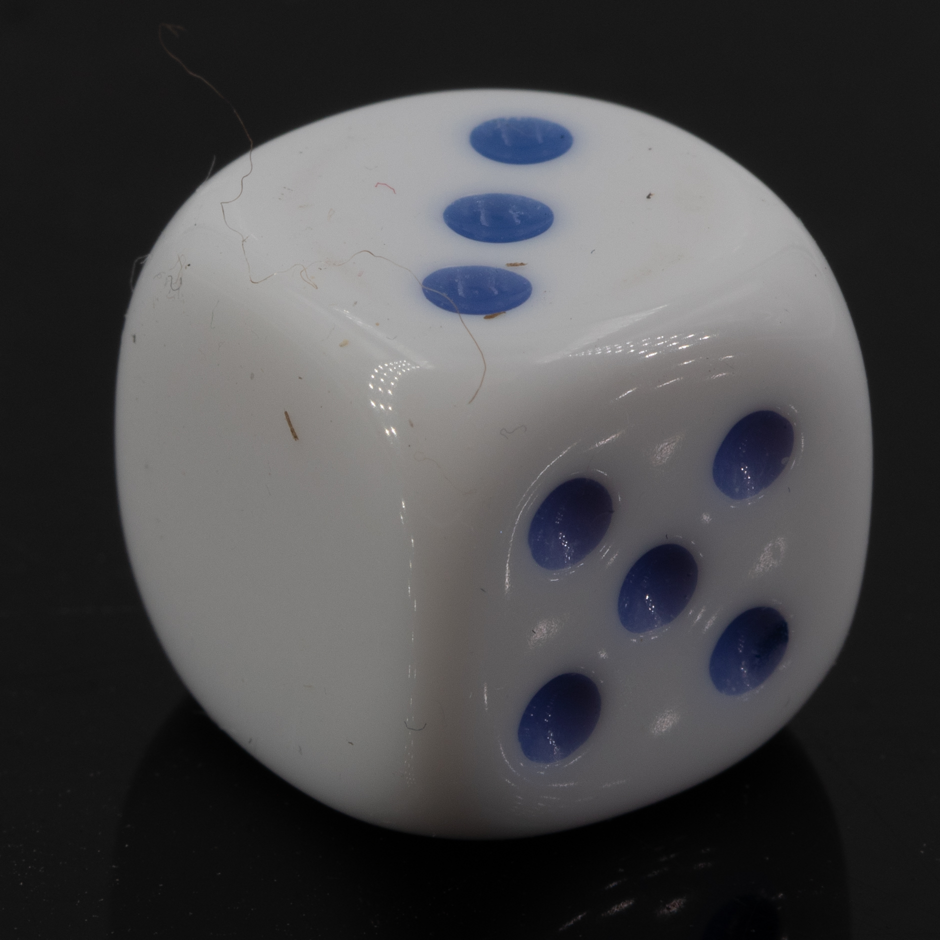 16mm Würfel in weiss / blau Satt ohne "6"