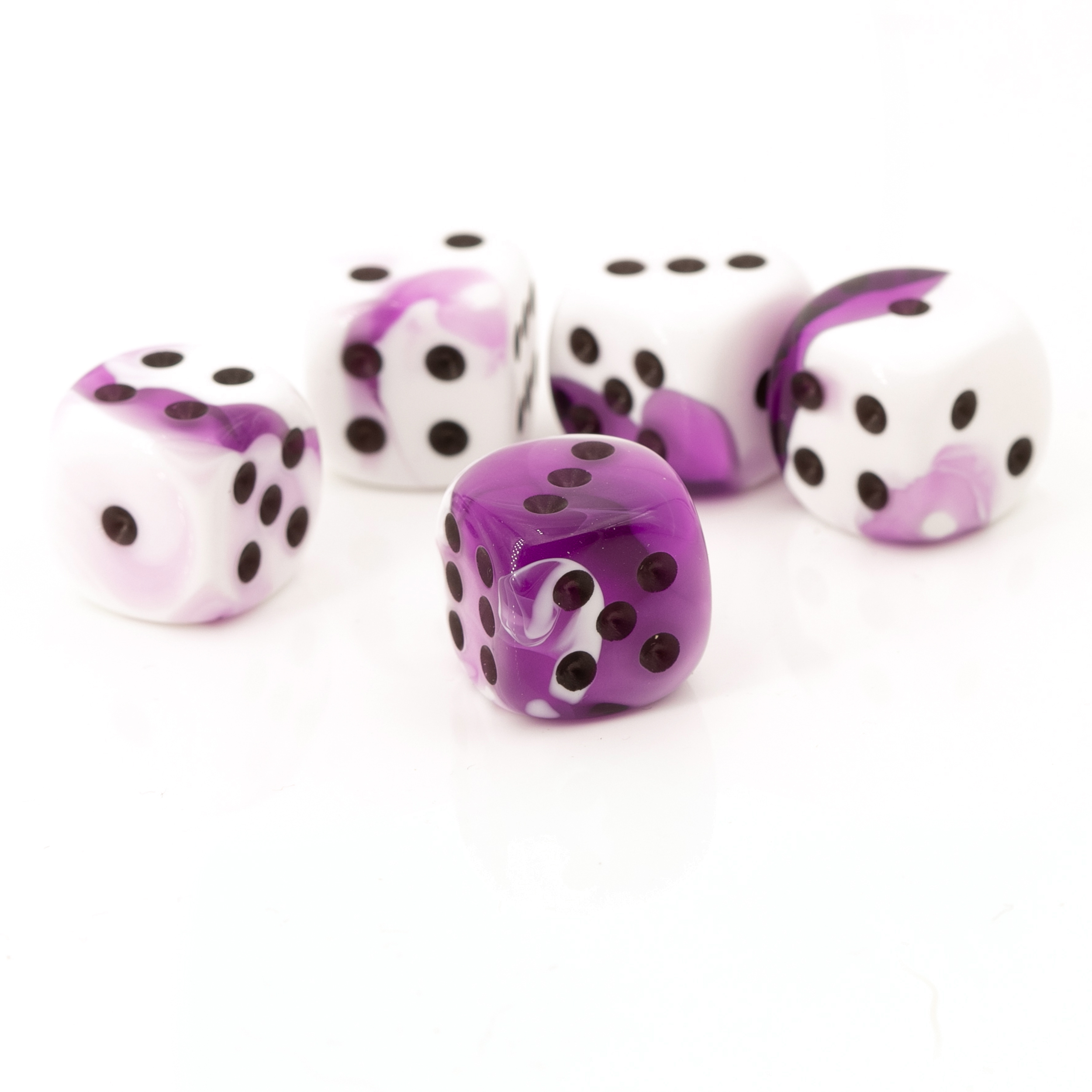 16mm W6 Würfel in weiß lila / schwarz