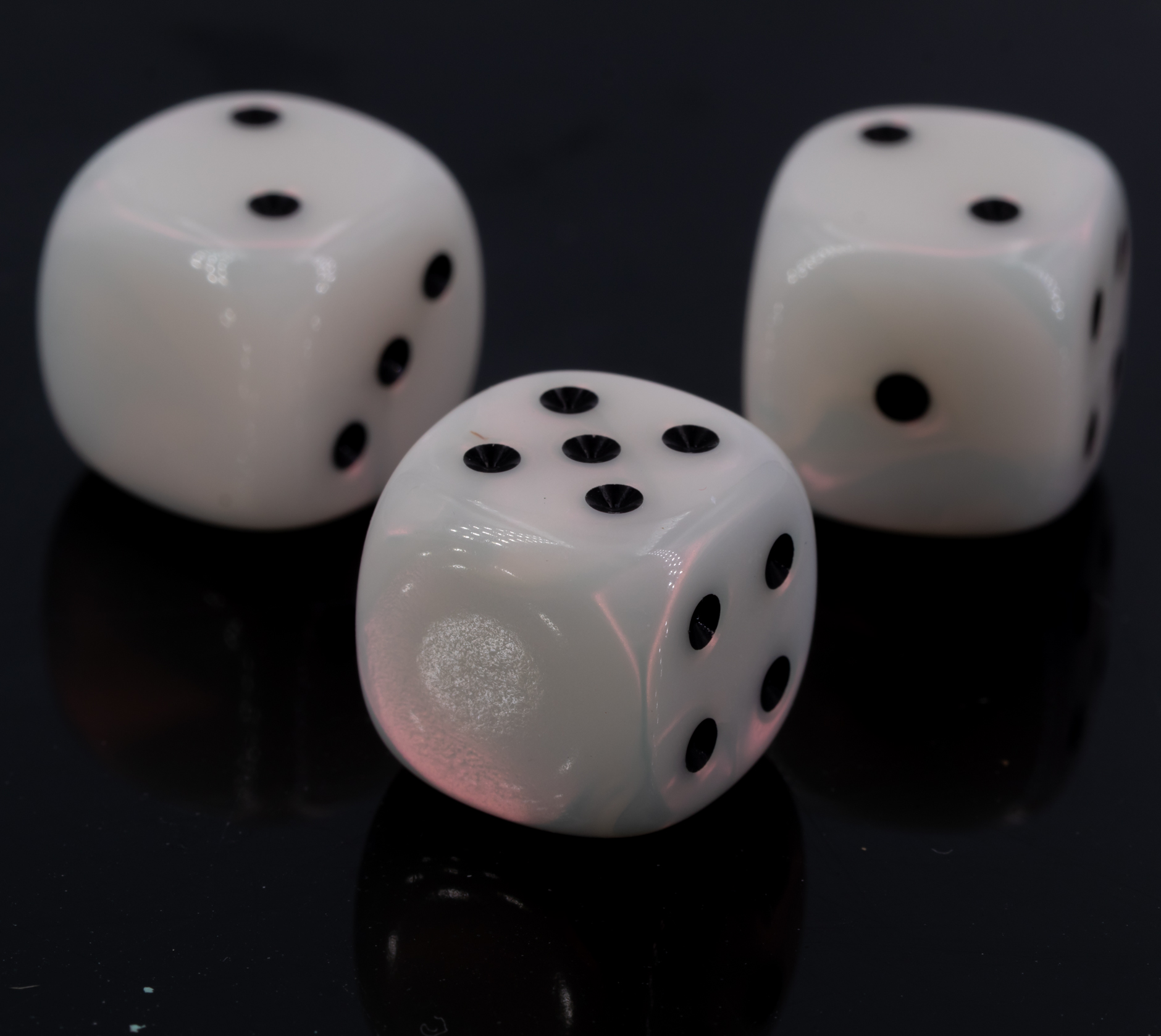 16mm Würfel in weiß / schwarz Seide ohne "6"