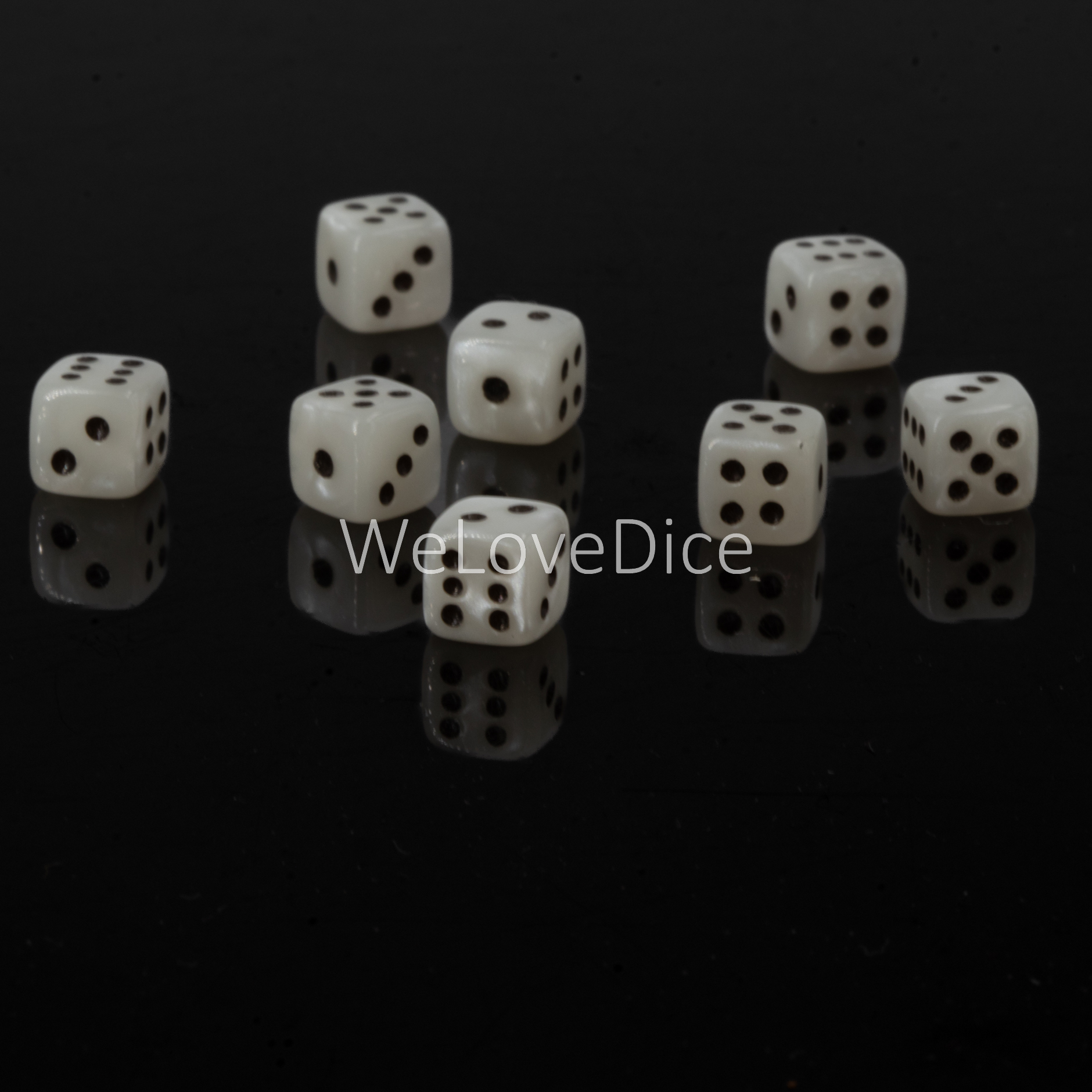 7mm  D6 Dice in weiss / black Silk