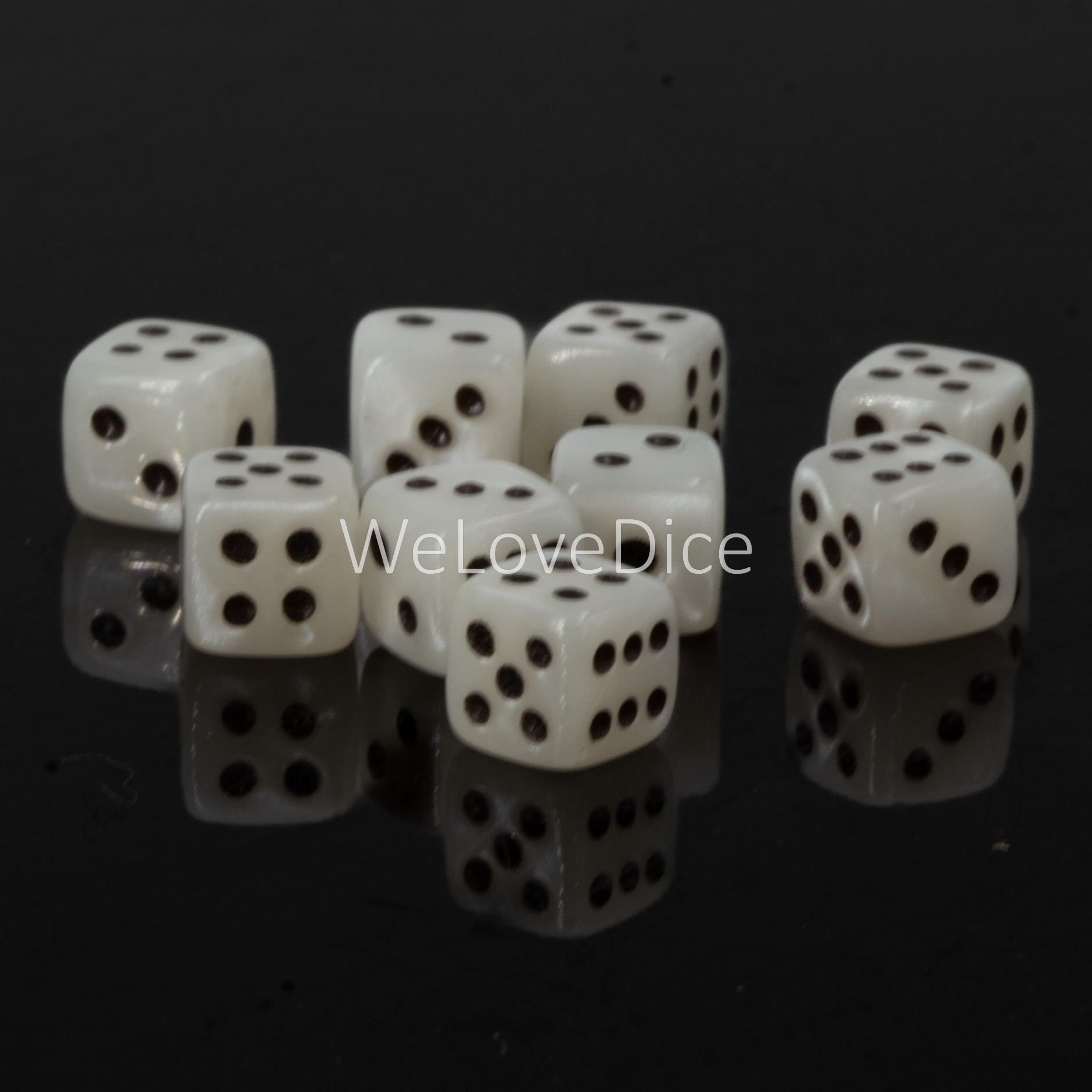 7mm  D6 Dice in weiss / black Silk