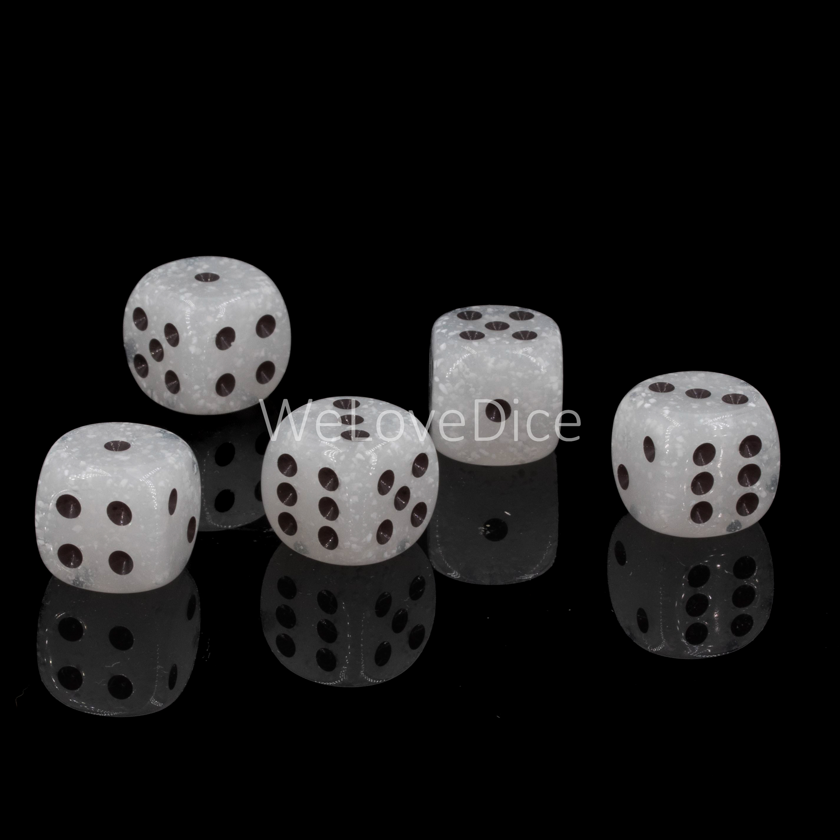 16mm  D6 Dice in snowstorm /black Translucent