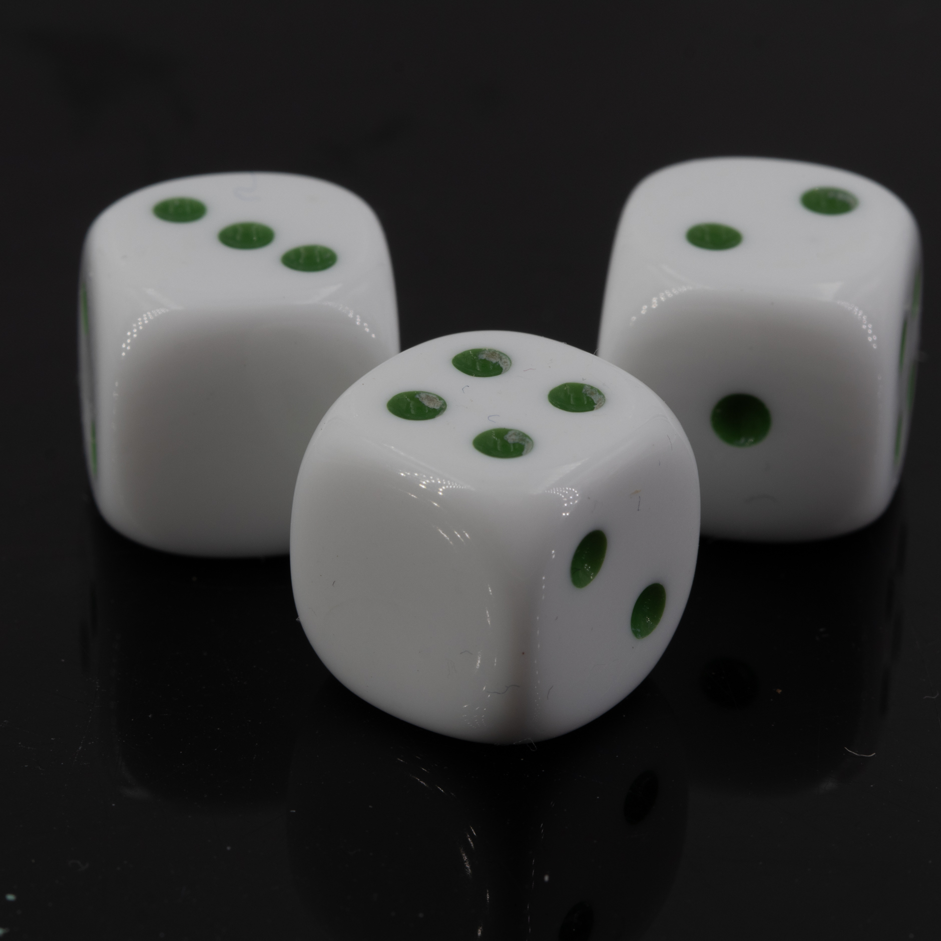 16mm Würfel in weiss / grün Satt ohne "6"