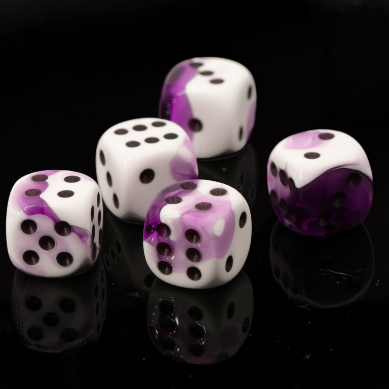 16mm W6 Würfel in weiß lila / schwarz