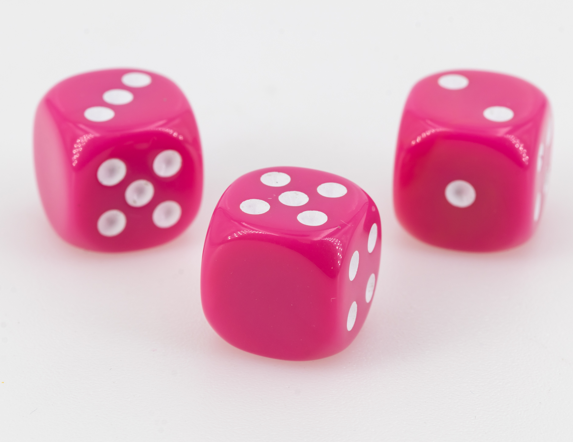 16mm Würfel in rosa / weiß Satt ohne "6"