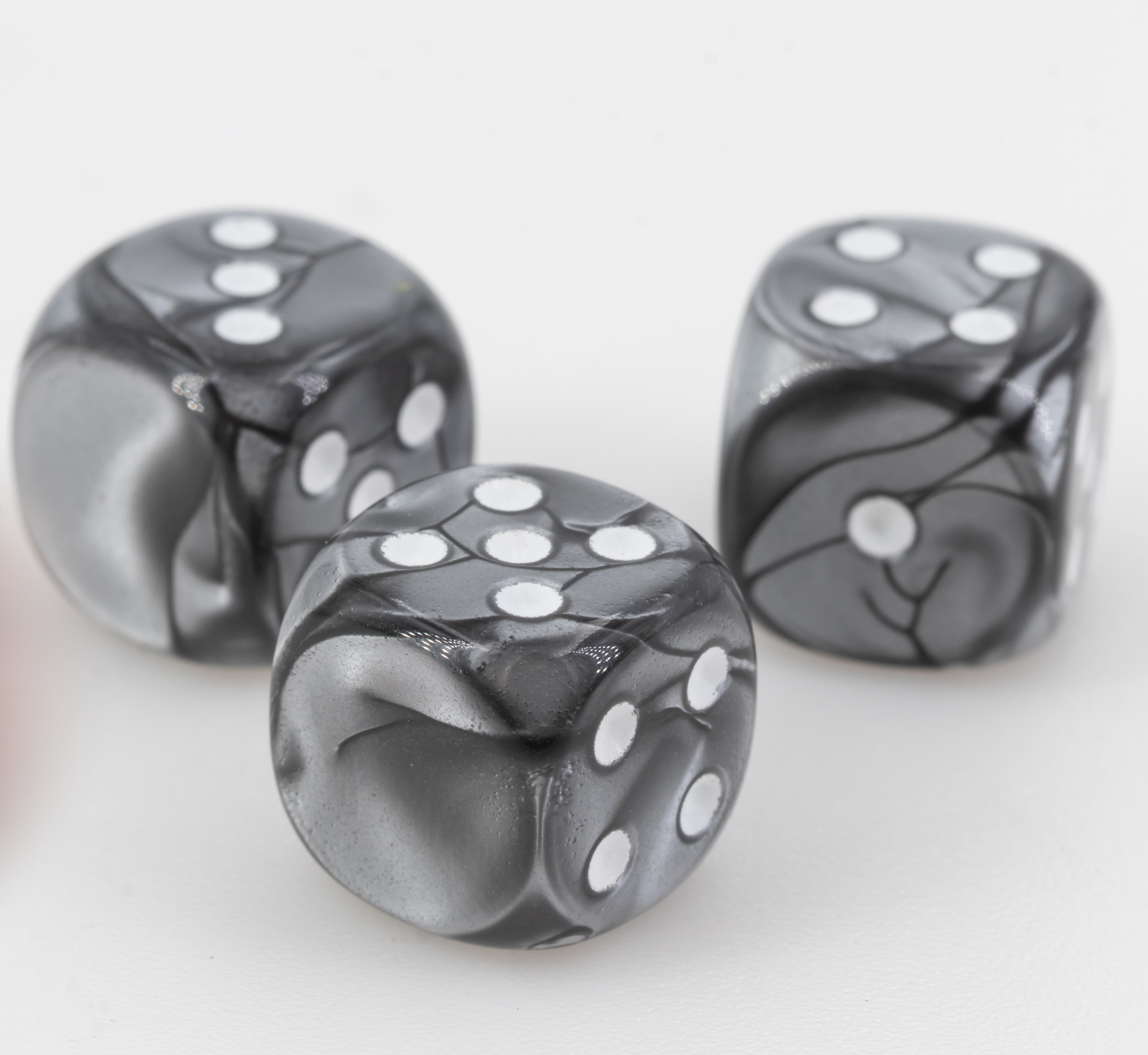 16mm Würfel in silbergrau / weiss Seide ohne "6"