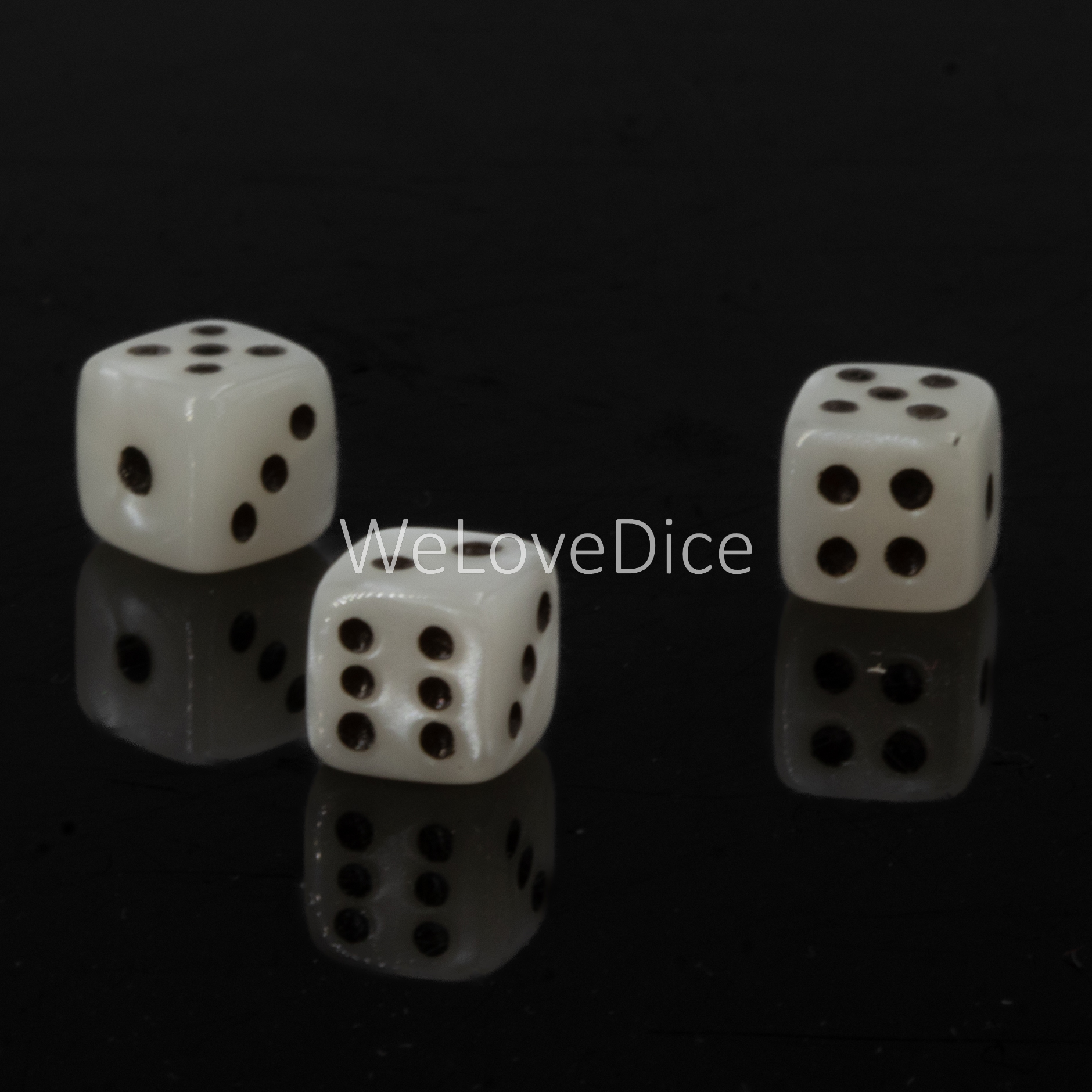 7mm  D6 Dice in weiss / black Silk