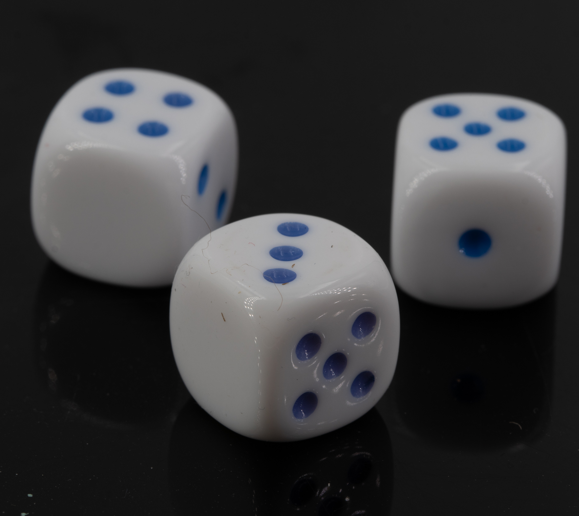 16mm Würfel in weiss / blau Satt ohne "6"